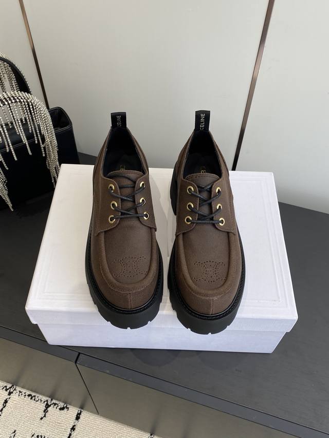 Celine 赛琳 25Ss最新爆款 厚底 乐福鞋 真的是太有特色了 必须要入手一双Celine乐福鞋 复古风经典款 超级百搭 简单大气 无论裙装裤装都能随意搭