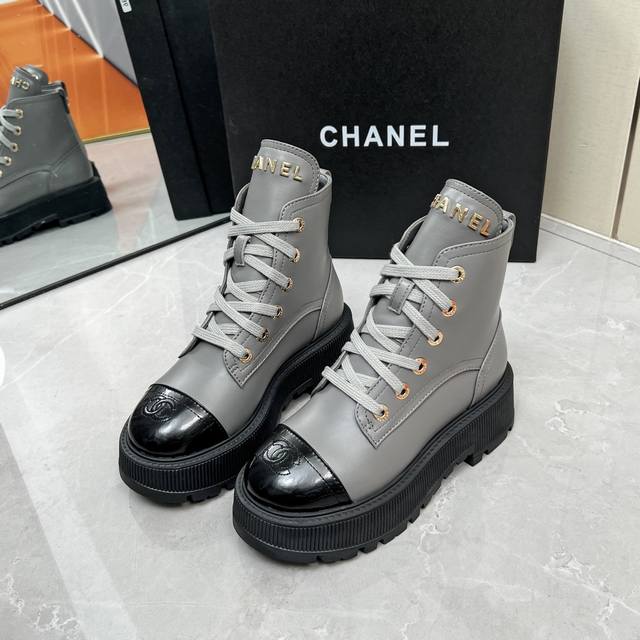 荔枝纹 牛皮 现货供应 顶级品质 原版1:1 Chanel 香奈儿 秋冬新品厚底马丁短靴 原版定制字母Logo 鞋头双C电绣 无论细节及做工都力求做到和正品零距