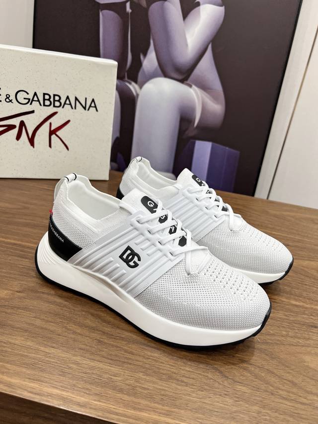 高端版本高质量原单品质 D0Lce & Gabbana 今年的主打款式 没有之一 超火超帅气的休闲鞋此款传承了D家一贯有点浮夸而不失时尚的风格 精湛的做工 众多