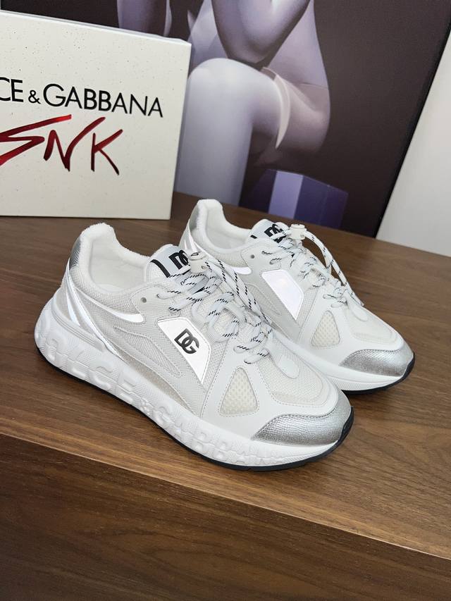 高端版本高质量原单品质 D0Lce & Gabbana 今年的主打款式 没有之一 超火超帅气的休闲鞋此款传承了D家一贯有点浮夸而不失时尚的风格 精湛的做工 众多