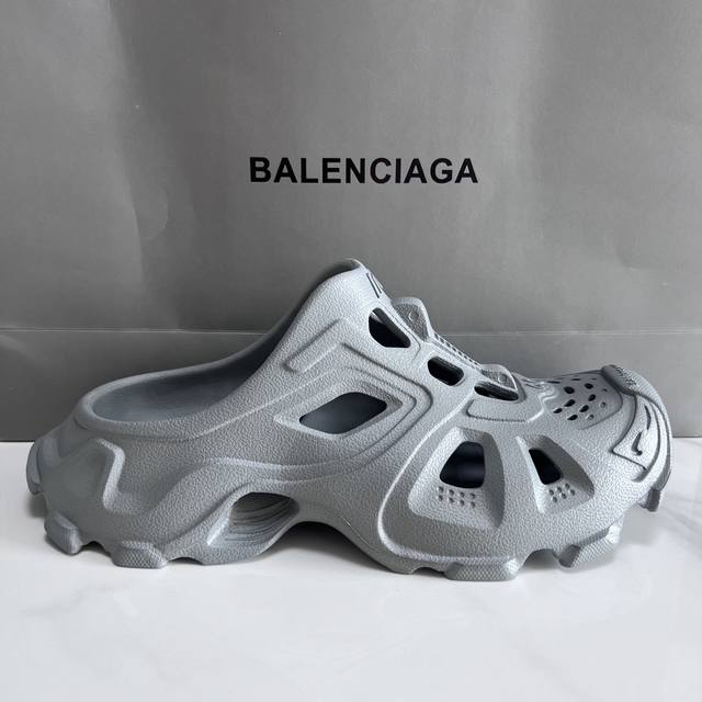 Balenciaga夏天必备沙滩鞋： P 男女鞋采用超轻95% 注塑 Eva塑料,5%泡沫塑料发泡缓震物料#超轻量一体成型发泡鞋模夏季新品,法国高端奢侈品牌-巴
