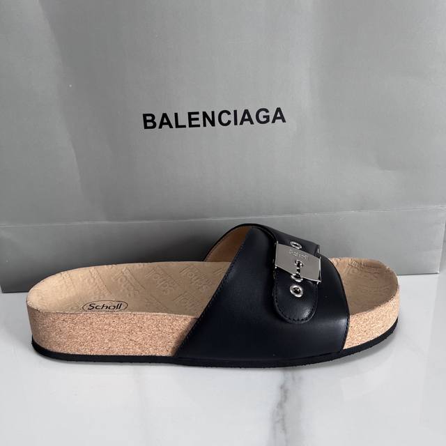 Balenciaga &Scholl合作系列于全球发布： 以Balenciaga的设计才思融合Scholl的工艺专长、打造格外舒适的护足鞋履于鞋垫、 平底款软木
