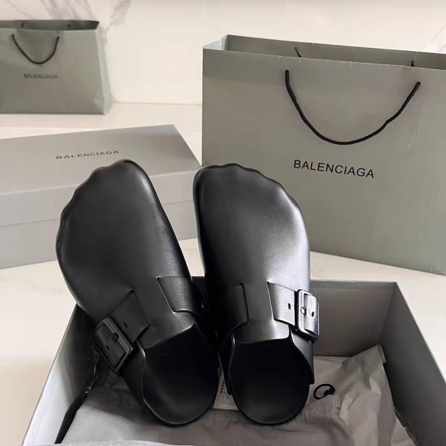 今日上新 Balenciaga巴黎世家穆勒脖肯鞋 批： 酷毙啦、脖肯五指包头半鞋 时尚达人必备博肯包头半拖、丑萌又可爱超舒服！ 情侣款款、我们一起约会吧！ 码数