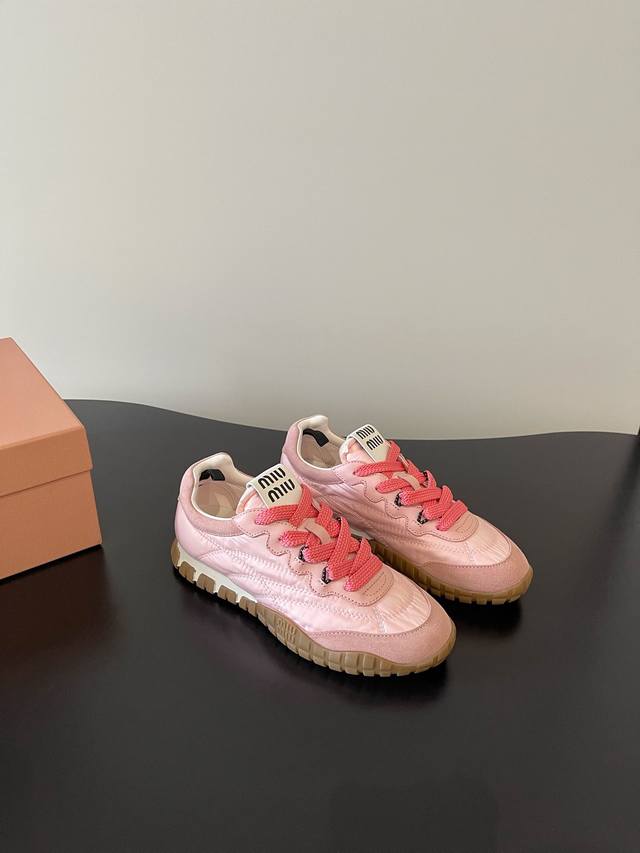 配饰10，飞机盒10 Miumiu 最新色 饼干底 复古 时尚 德训 阿甘 休闲鞋板鞋 原版顶级复刻 专柜同步发售 面料采用特供进口小牛皮面 整双鞋就是非常显质