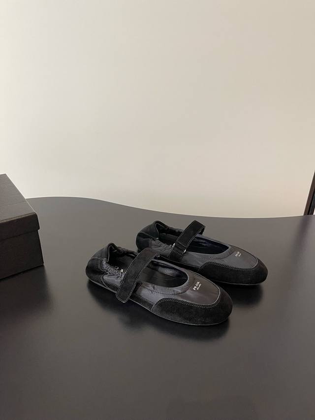 Prada 新款女鞋拼接款玛丽珍单鞋 普拉达坚持简约而不失优雅的设计理念，注重实用性和美观性的平衡。无论是经典的Saffiano 皮革制品还是每年发布的时装秀系