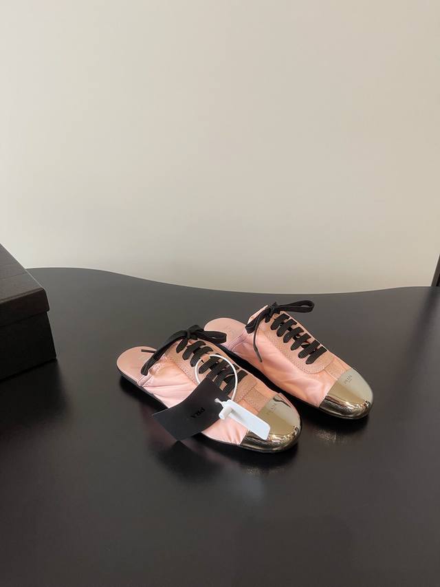 Prada 最新铁头 德训 系带 半拖 单鞋 普拉达坚持简约而不失优雅的设计理念，注重实用性和美观性的平衡。无论是经典的Saffiano 皮革制品还是每年发布的