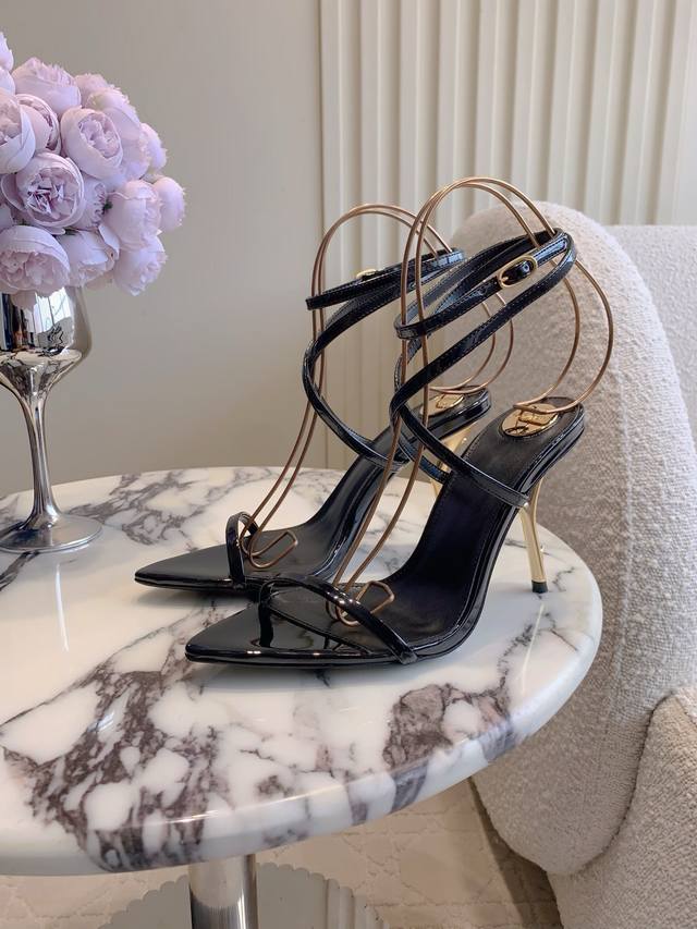 Saint Lauren* Ysl 杨树林新款小金条尖头高跟凉鞋 小姐姐的美丽尤物高跟鞋 优雅迷人性感 女人味十足 鞋面小牛皮 真丝 内里垫脚羊皮 意大利真皮大