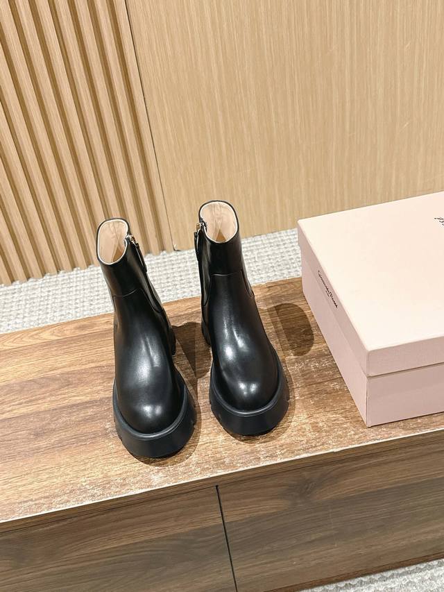 莞产 Gianvito Rossi 吉安维托 罗西 松糕粗跟圆头厚底切尔西靴 甄选优小牛皮鞋面，不仅呈现典雅的质感，同时柔软贴合您的双足，提升穿着体验。内里采用