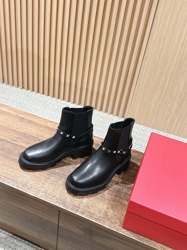 莞产 Valentino 华伦天奴经典鉚钉马丁靴 在寒风凛冽的冬日街头，一双高品质的马丁靴无疑是时尚与保暖的双重保障。最新款冬季马丁靴，以其硬朗的外形和精湛的工