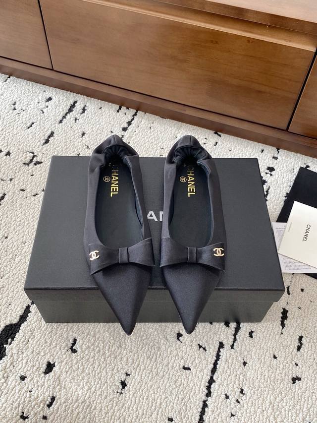 Chanel25A春夏最新款蝴蝶结 时装鞋 超多网红时尚博主种草 高级感舒适，配女神们的半身裙 不规则的小尖头 时尚女人味十足 晚宴系列专属平跟鞋贯穿整季Loo