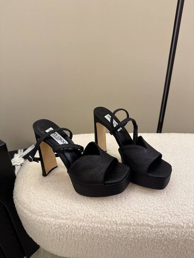 225 Jimmy Choo 上新 超赞周仰杰24春夏系列 重逢惊艳 优雅邂逅 碰撞之美 时尚国外博主同款街拍推荐 造型大胆别致满分街拍 时髦大气 优雅靓丽吸睛