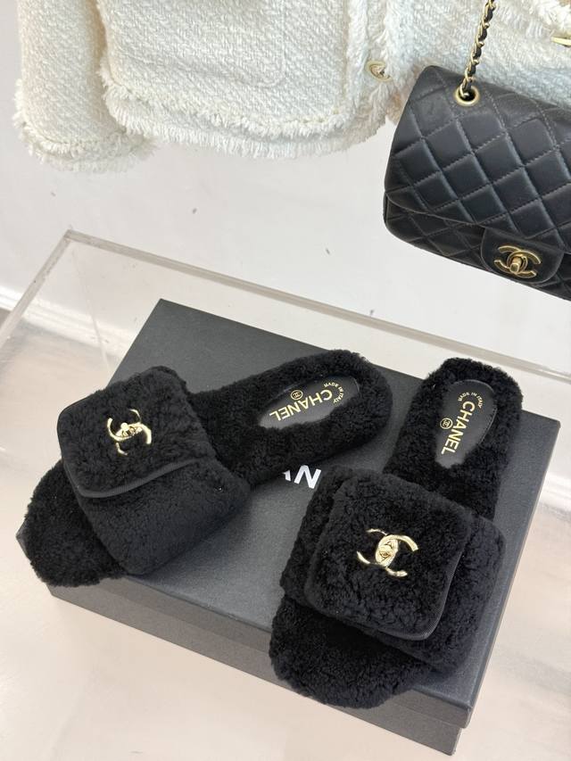 平底 厚底 Chane*｜小香25A秋冬新品书包扣 翻盖厚底毛拖 这双毛拖 简直是时髦精的冬日救星！ 翻盖设计搭配经典双C书包扣 瞬间提升了整体的精致感 时髦又