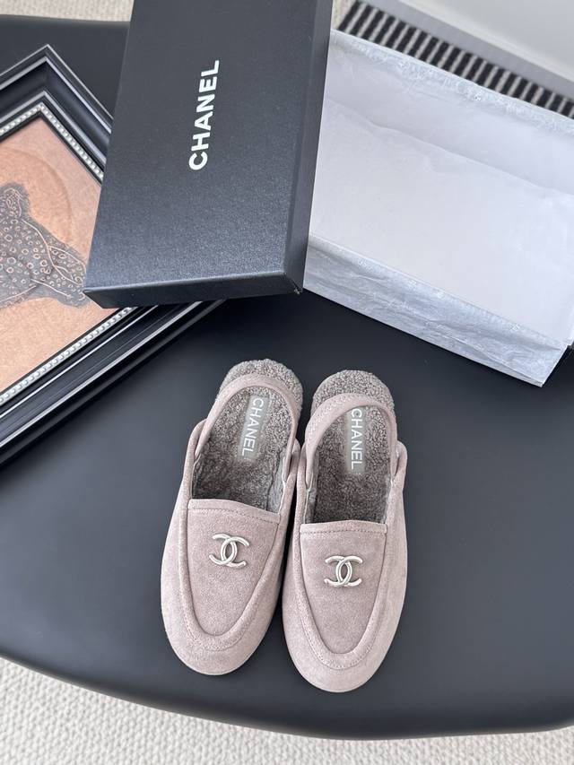Chanel 24K秋冬新款毛茸茸半拖 泰迪毛毛鞋 很舒服诶 美拉德棕色还是很适合秋冬的～ 鞋面麂皮 内里皮毛一体 真皮大底 Size:35-39 其他码数定做