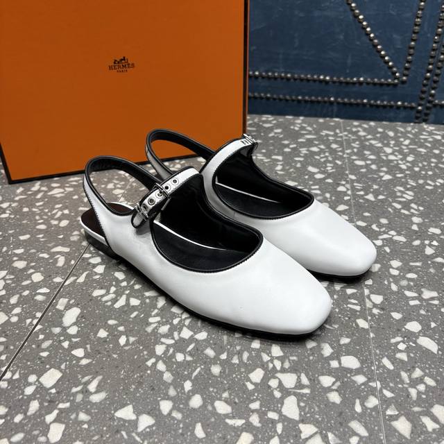 HermèS 爱马仕 此系列简约又大气！ 后空的设计更是点睛之笔 ①面料：牛皮 ②内里垫脚：羊皮 ③大底：真皮大底 ④Size：35-42码 40 41 42定
