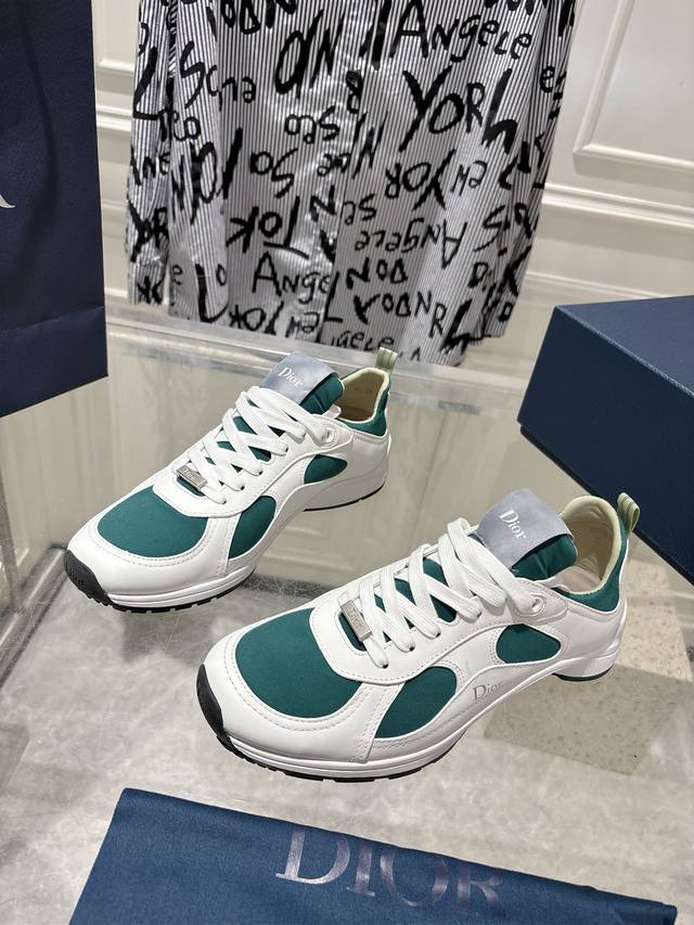 出厂 Dior迪奥 最新 走秀款Mile系列情侣款 休闲 运动鞋 面料 : 原版定制牛皮+网面 内里 : 进口透气网里 鞋底 : 原版开模橡胶发泡材质 底厚 ：