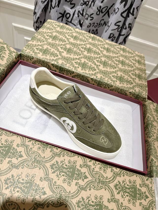 男+10全新升级版Gucci 2025新款小白鞋 休闲鞋 德训鞋 爆款推荐，原版Tpu鞋底、原版面料、原版羊皮内里羊皮垫脚原版套楦工艺一比一折骨复刻！舒适追求极