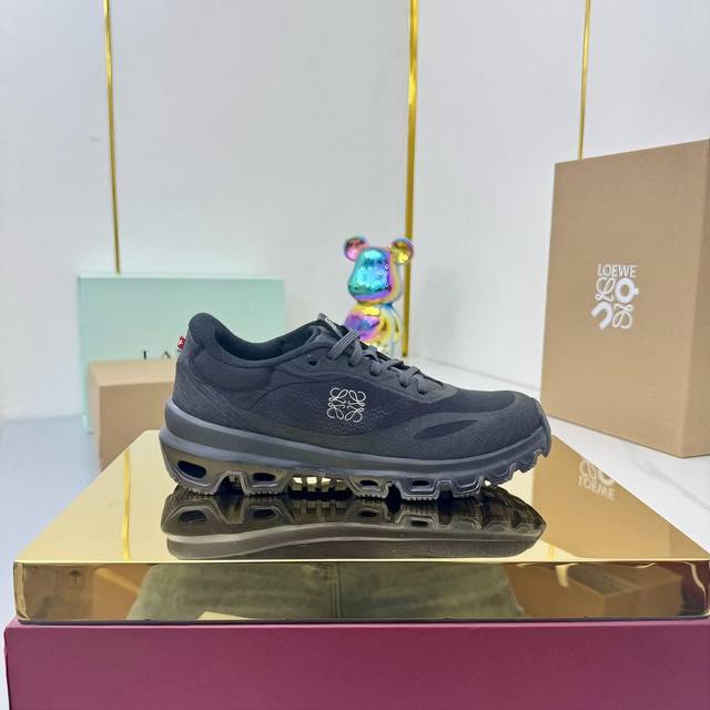 Loewe 罗意威 X On Cioudtilt2.0跑鞋情侣款罗意威 X On 昂跑全新合作系列跑步鞋 品牌与瑞士高性能运动品牌On携手打造的此系列作品专为城