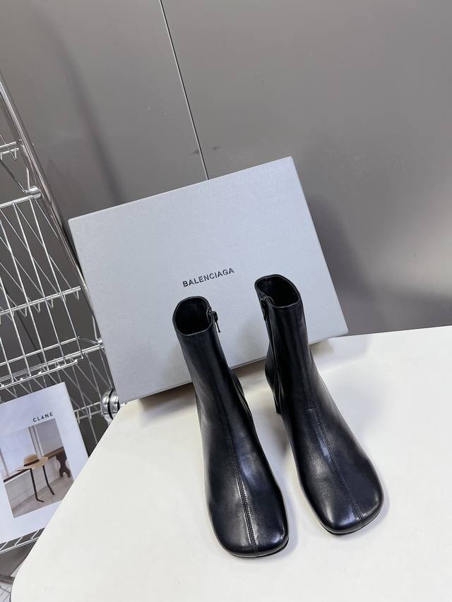 Balenciaga巴黎世家走秀款短靴、巴黎时装周重磅新品，海外各大博主相继大秀金卡戴珊Kardashian Kollection欧美天后麻辣鸡Nickimin