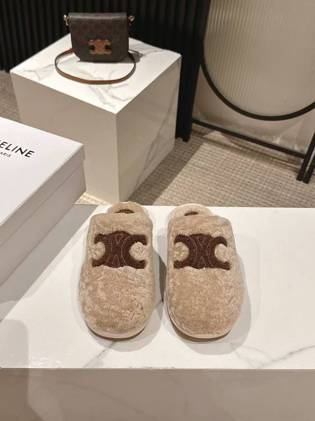 Celine思琳秋冬最新款凯旋门羊毛毛拖鞋～ 超多明星网红种草 这双毛拖也是好好看 整体一看就是非常高级呀 搭配秋冬的牛仔短裤 简直就是完美呀 大爱款 有时尚元