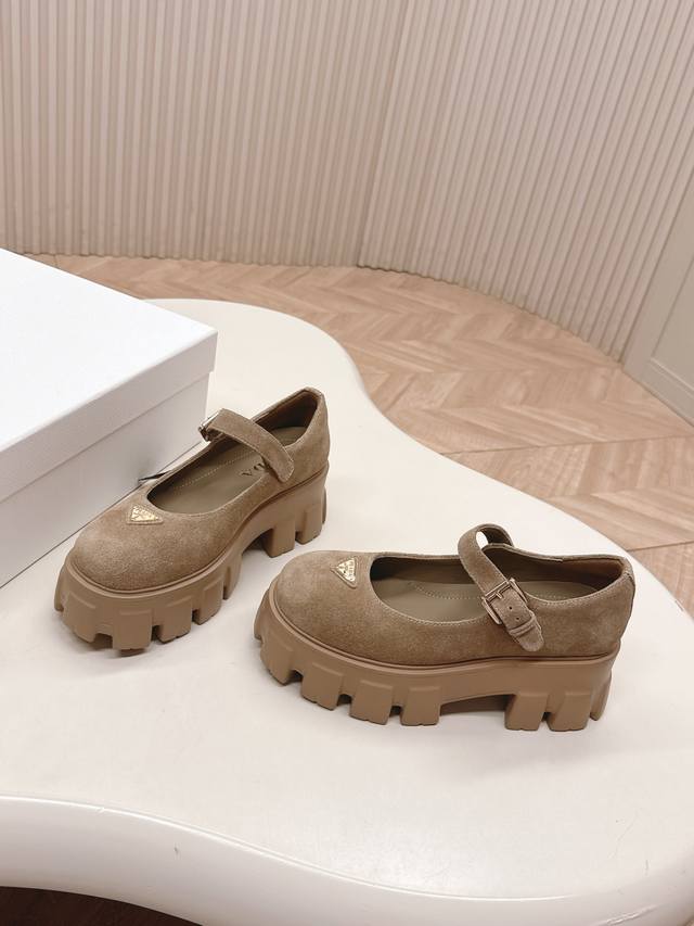顶级品质 Prada 普拉达 25Fw最新Monolith 玛丽珍鞋 三角扣厚底小皮鞋乐福鞋 标志性Monolith鞋履的几何设计和大胆廓形为此款玛丽珍鞋赋予全