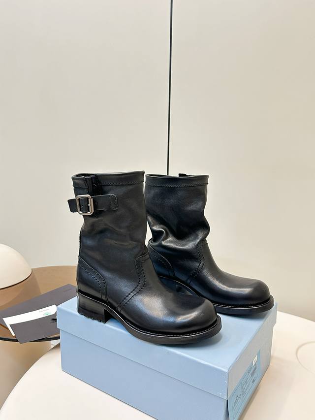 Prada｜普拉达25秋冬新品 皱皱靴 机车靴短靴 Prada 骑士短靴｜ 野蛮生长 碾碎精致套路 油蜡皮揉出褶皱野心 金属扣锁住 反精致 的叛逆 靴筒松垮是故