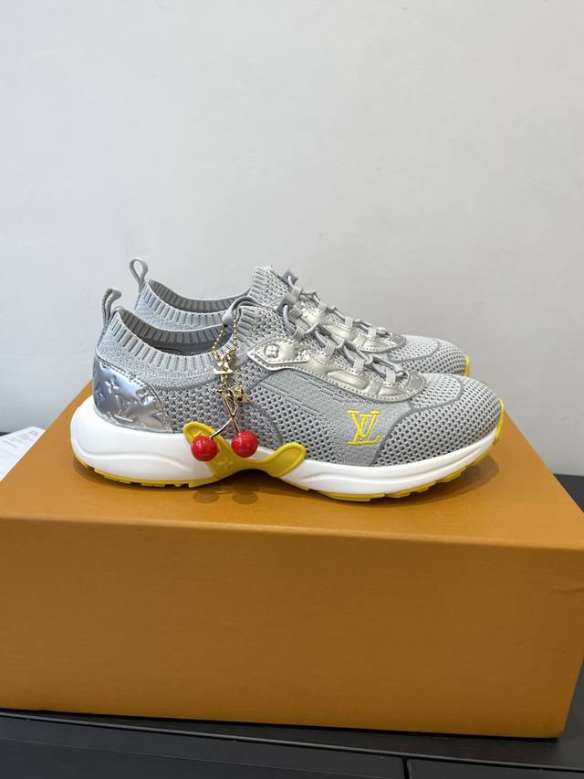 Lv 路易威登 25Ss新款 运动鞋 袜子鞋 这款运动流线型设计灵感来自跑鞋。精致的鞋面由多种技术材料制成 包括网眼和金属合成皮革 其特点是许多标志性的细节 轻