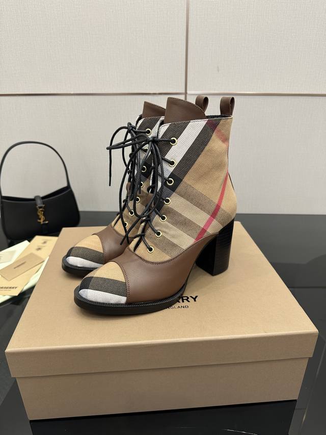 高版本 Burberryy巴宝莉2025春夏最新独家推出复古优雅知性风格 时装靴 Burberry博柏利英国奢侈品牌，典藏米色，原版1:1复制，贴身弹力针织式及