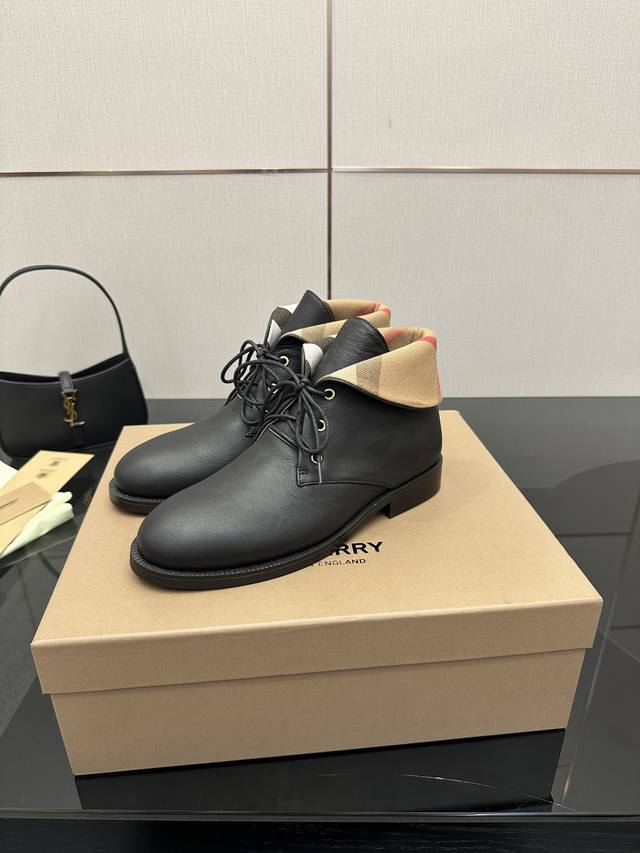 高版本 Burberryy巴宝莉2025春夏最新独家推出复古优雅知性风格 时装短靴 Burberry博柏利英国奢侈品牌，典藏米色，原版1:1复制，贴身弹力针织式