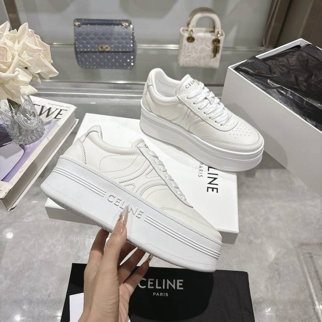 Celine赛琳 Block Triomphe牛皮革坡跟运动鞋厚底 小白鞋 鞋后帮压印凯旋门标志 早秋新款 凯旋门徽标系带 简单舒服，干净利落，增高显腿细 无论