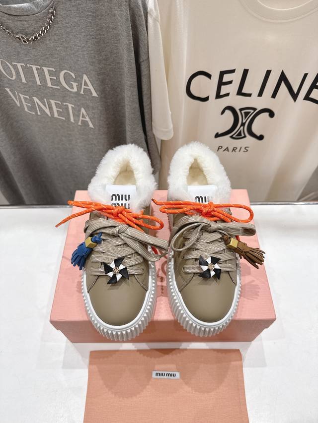 高版本出厂 毛里 Miumiu 繆繆25Ss New Arrival F039～Miu家新款系带厚底羊毛里德训鞋休闲鞋 这款系带休闲运动鞋妥妥的美式休闲风格～