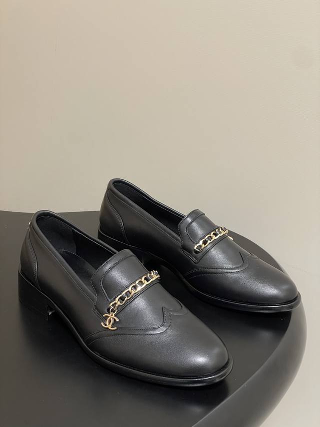 顶级品质 配高档飞机盒 早秋新款 Chanel 小香25B 链条双C扣乐福鞋厚底穆勒半拖鞋 鞋面饰以经典元素穿皮链条双C扣，粗跟设计与双C扣前后呼应！一年四季皆