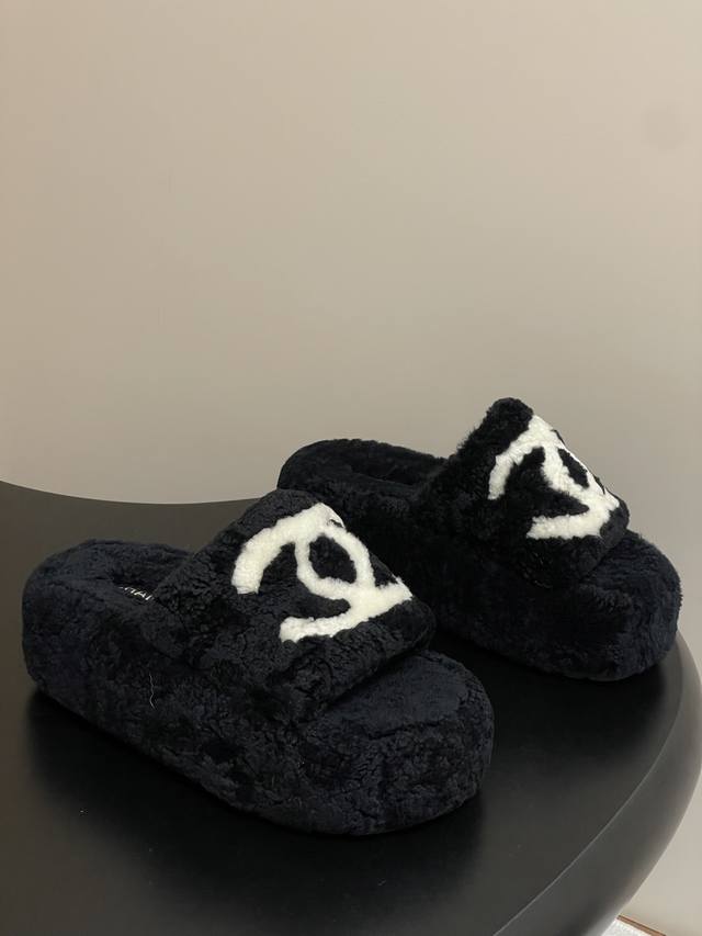 25Ss秋冬新款 Chanel 小香经典双C羊毛拖鞋厚底毛毛鞋穆勒毛拖鞋 包头款鞋面大双C 采用电绣工艺，整个鞋子毛茸茸的很舒服，上脚感更是要沦陷了超级爱！简直