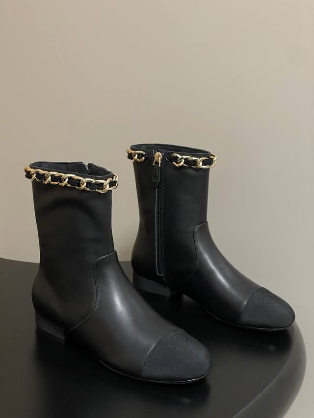 早秋新款Chanel 小香25B秋冬走秀款菱格链条短靴高跟短靴 标志性的链条设计，把经典玩出花！粗旷却不失精致的金属链条环绕靴筒，在硬朗与柔美间达到精妙平衡，碰