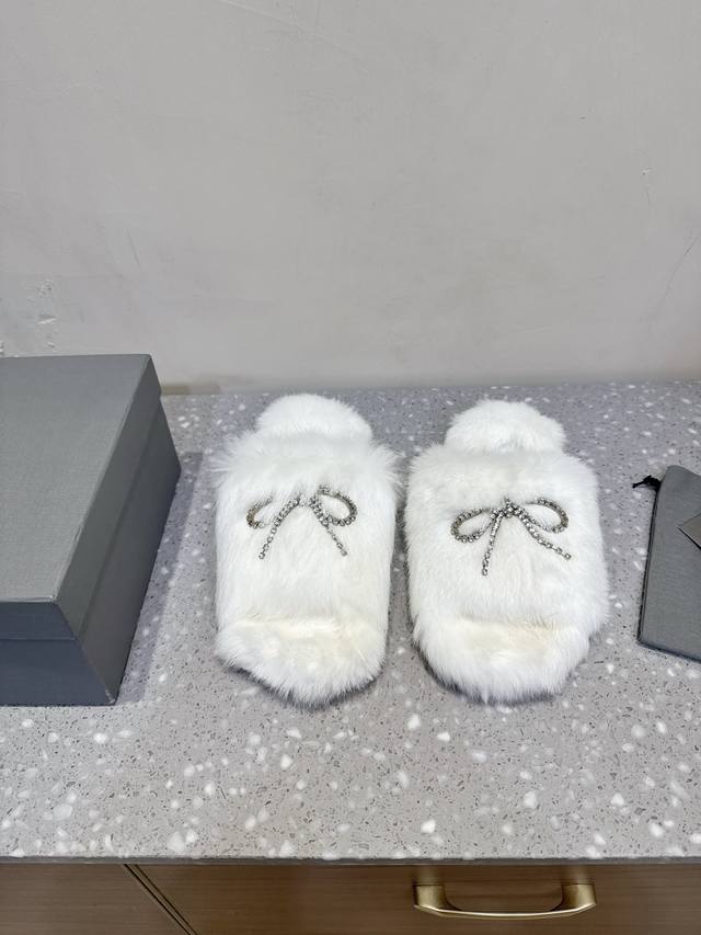 Balenciaga 巴黎世家 25Ss秋冬新款 水钻蝴蝶结 毛拖 鞋面水钻蝴蝶结工艺！ 高级感满满当当！ 上脚特别漂亮 面料：采用原版进口貂毛 非常柔软舒适