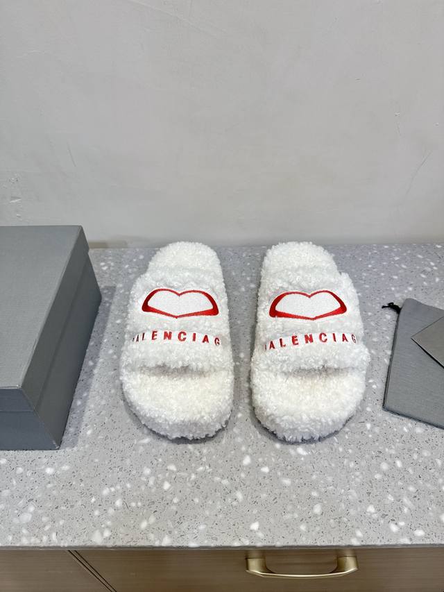 厚底 Balenciaga 巴黎世家 25Ss秋冬新款 刺绣 毛拖 鞋面字母图案、电绣徽标刺绣工艺！ 高级感满满当当！ 上脚特别漂亮 面料：采用原版进口羊卷毛