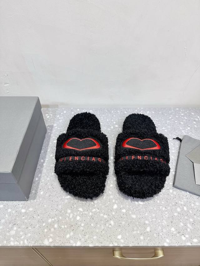 薄底 Balenciaga 巴黎世家 25Ss秋冬新款 刺绣 毛拖 鞋面字母图案、电绣徽标刺绣工艺！ 高级感满满当当！ 上脚特别漂亮 面料：采用原版进口羊卷毛