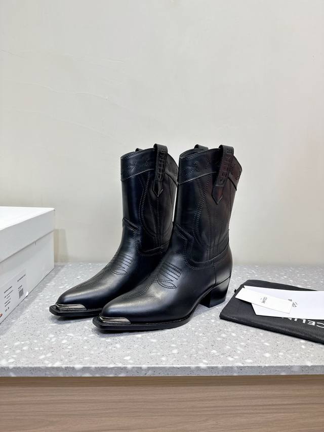 Celine 赛琳 25Ss秋冬新款 复古粗跟 切尔西 尖头 铁扣短靴 塞琳这一季好看的款式真的是很多 比如这款军靴就很机车风 重点夸夸靴筒设计 完全不挑腿型