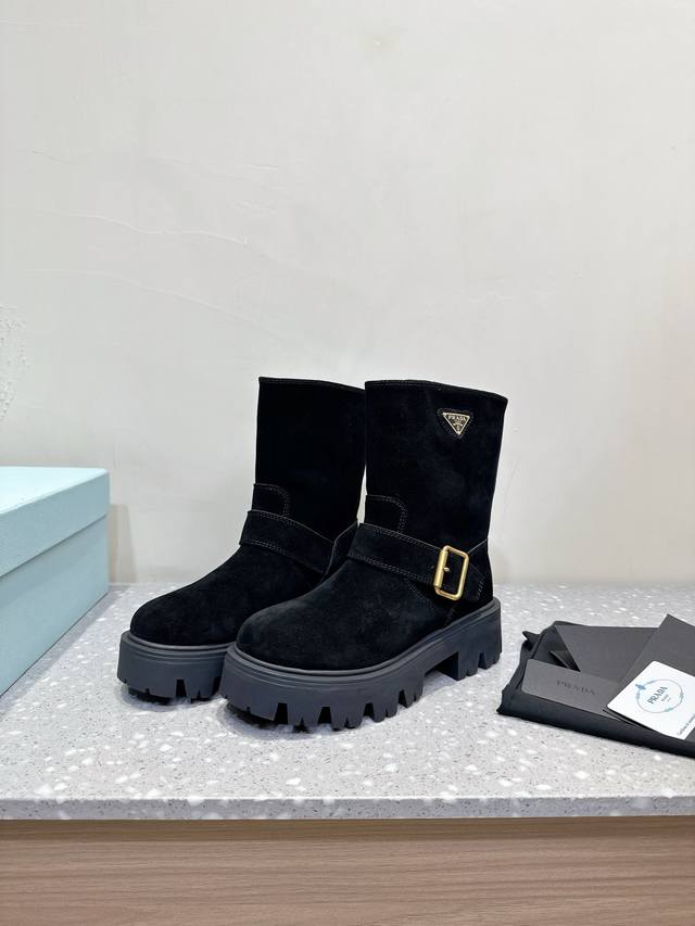 Prada 普拉达 25Ss秋冬新款 经典三角标 一脚蹬 短靴 冬天买不到的系列，绝对是今年的大爆款！！贼好看！ Prada靴子真的很哇塞！ 上脚大气显腿瘦气质