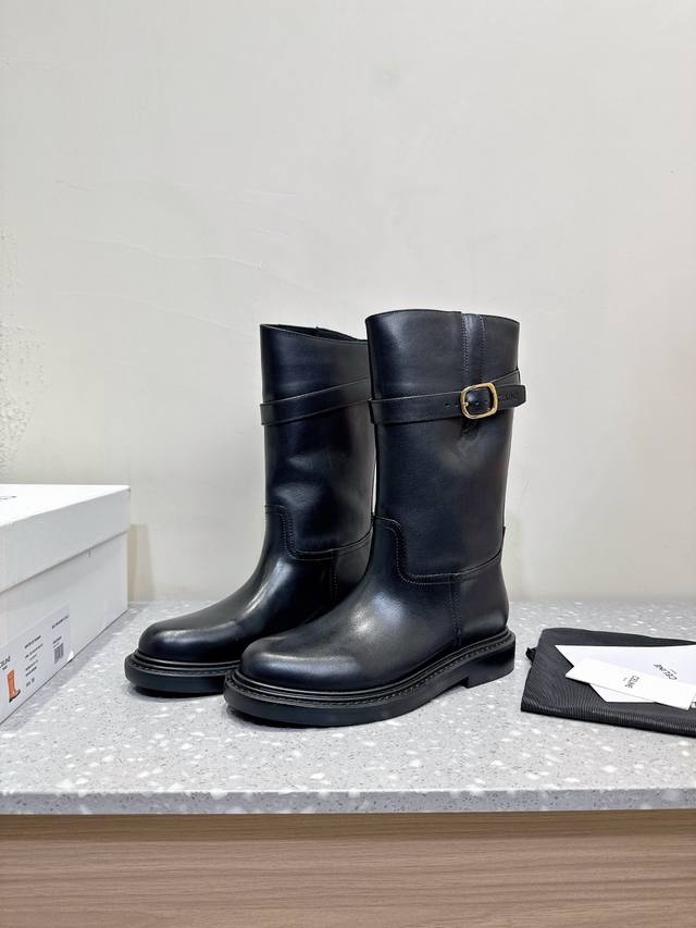 12寸 Celine 塞琳 25Ss秋冬新款 复古 骑士靴 短靴 凯旋门英伦风短靴 简约大气时髦 耐看不过时 是时尚圈永不退潮的经典所在，复古的英伦风格，让你穿