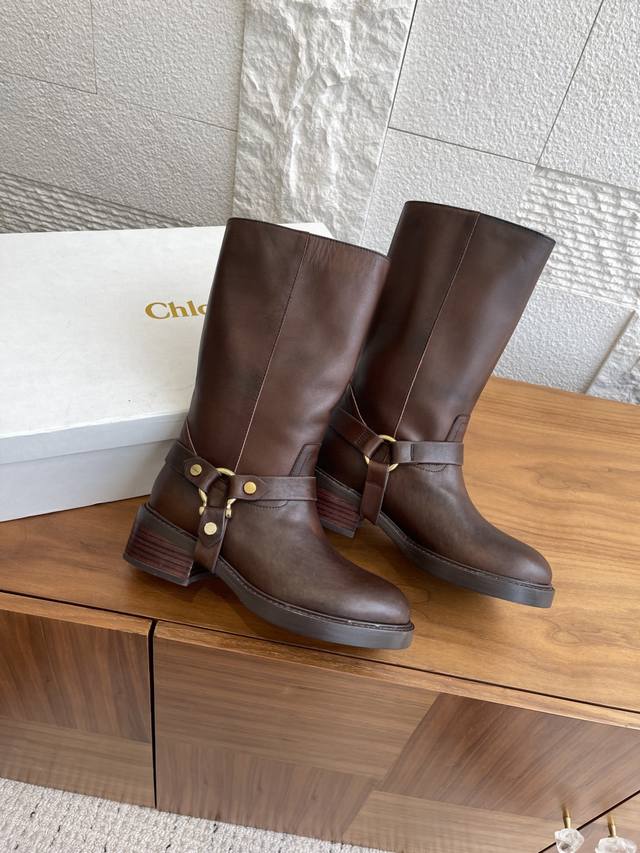 顶级版本： Chloe 克洛伊 25Ss 秋冬新款 复古 圆头 粗跟 机车靴 Chloe这款复古做旧皮革机车靴上脚真的巨好看！原版购入复刻做货。出门炸街气场爆表