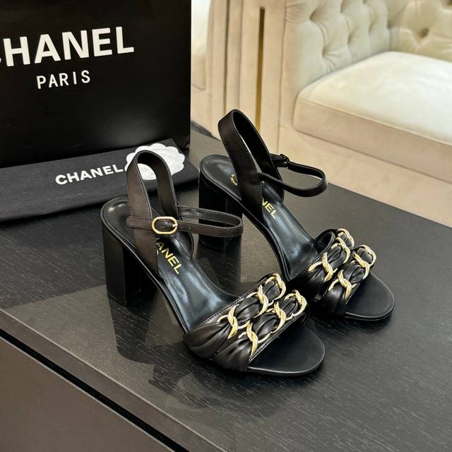 Chanel 25B 小香大链条平底高跟凉拖鞋 穿不腻的百搭凉拖 超经典的一款 休闲中带着精致 气质拿捏稳妥 今年春夏绝美加分宝藏！ 链条凉鞋今年的大爆款，已被