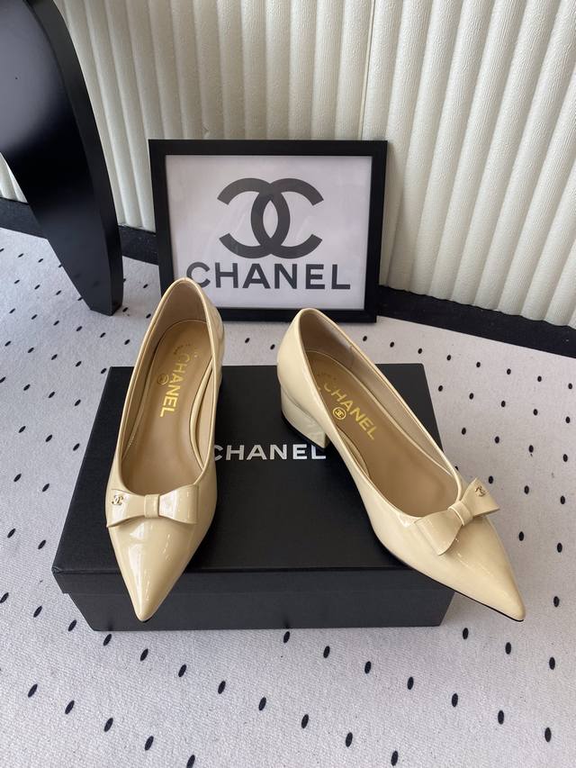 Chanel新款玛丽珍单鞋 高版本出货 将经典优雅与时尚完美融合 细节处尽显奢华质感 行走间尽显女性的柔美气质 进口牛漆皮鞋面 羊皮内里垫脚 意大利真皮大底 S