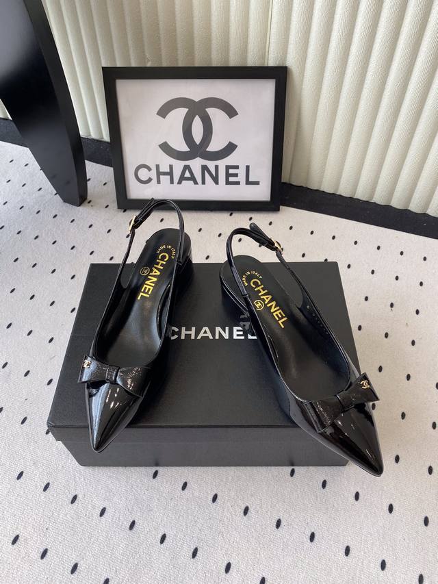Chanel新款玛丽珍凉鞋 高版本出货 将经典优雅与时尚完美融合 细节处尽显奢华质感 行走间尽显女性的柔美气质 进口牛漆皮鞋面 羊皮内里垫脚 意大利真皮大底 S
