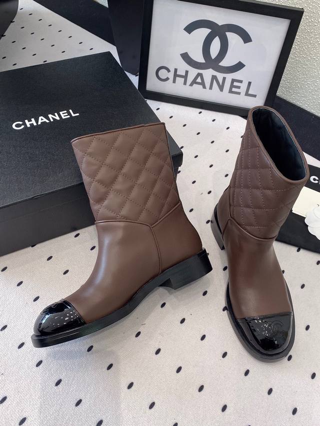 Chanel新款短靴 顶级版本 本季秋冬季必备单品 香奈儿秋冬重工爆款短靴 小红书力推款时髦精必备 原版开模五金扣 鞋面采用原版皮毛一体 羊毛垫脚 原版开模大底