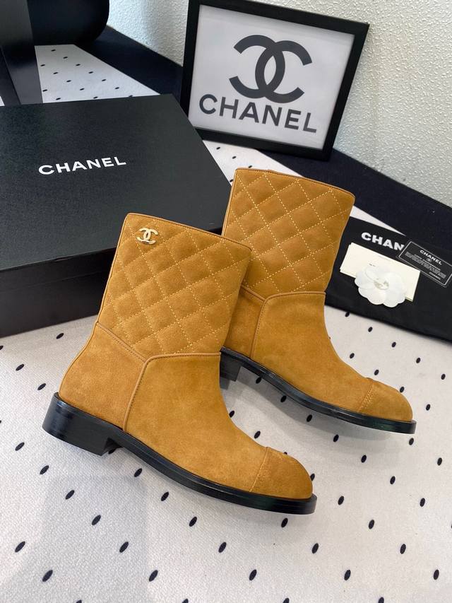 Chanel新款短靴 顶级版本 本季秋冬季必备单品 香奈儿秋冬重工爆款短靴 小红书力推款时髦精必备 原版开模五金扣 鞋面采用原版皮毛一体 羊毛垫脚 意大利真皮大