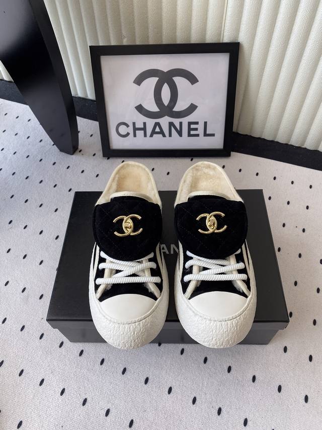 Chanel新款秋冬羊毛半拖 超级喜欢这系列了 换上这款书包扣帆布鞋 感觉整个人心情都超级Nice 进口牛筋鞋面 真羊毛内里 原版耐磨Tpu大底 Size：35