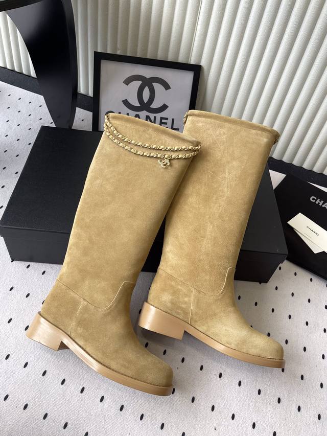 Chanel新款秋冬链条长靴 顶级版本 标志性的双C元素与幸运的四叶草巧妙结合 短靴的设计简洁大方 面料采用牛皮 牛筋 内里垫脚均为羊皮材质 意大利进口真皮大底