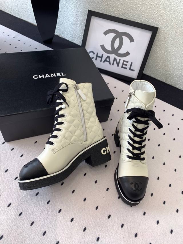 Chanel新款秋冬字母短靴 高版本 延续小香经典的搭配 复古又时髦百搭 上脚舒适有型 进口牛皮鞋面 羊皮垫脚 跟高：4Cm Size：35-39 40订做不退
