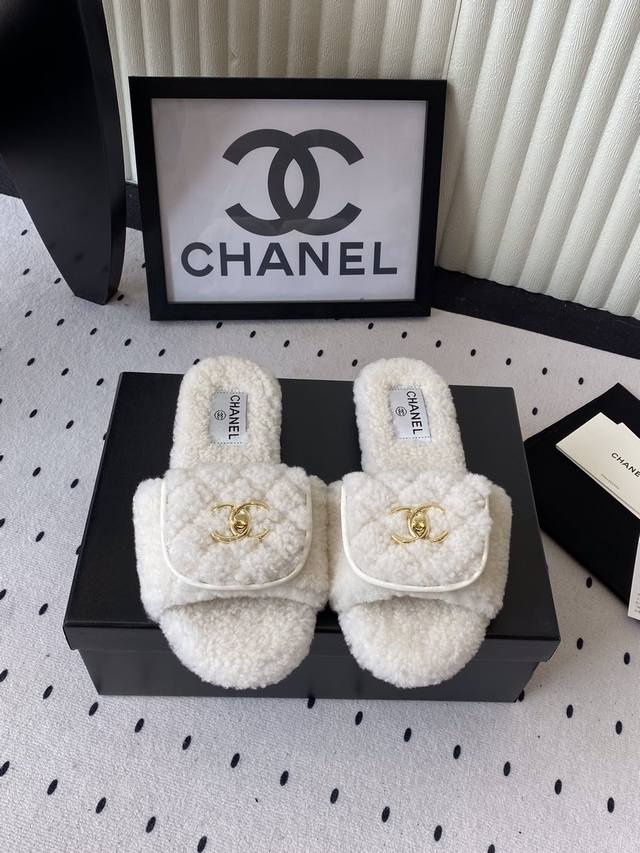 Chanel新款秋冬羊毛拖鞋 高版本 满满的复古风秀气的鞋型 衬托脚也变得瘦瘦的显得修长 鞋型特别大气时髦 上脚很显气质 进口一体羊羔毛鞋面 真羊毛内里垫脚 超