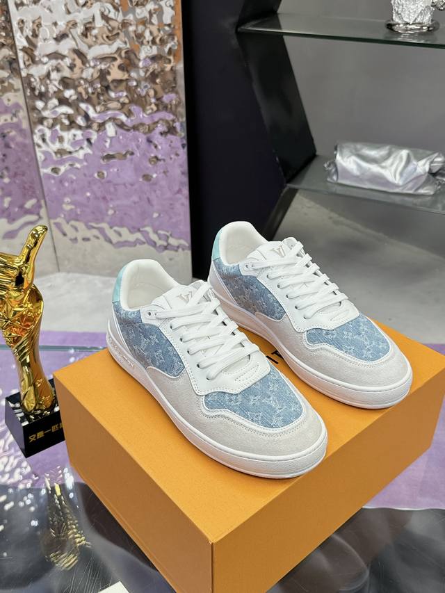 工厂P价P： 飞机盒5 Lv新款2025Ss 开春款 航海刺绣运动鞋 新品Lv Confetti系列 黑白配色，是全皮材质。麂皮拼接小牛皮！ 刺绣版面是L家航海